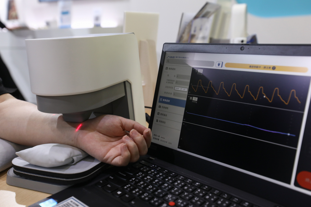 sungame耘康脈象檢測系統透過電腦精準控制升降系統，還原中醫師三指把脈過程的舉、按、尋手法，將脈象感受轉化成數據，未來可結合大數據分析，實現智慧醫療及準確性